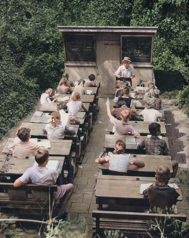 Dr_TheHistories's tweet photo. An open-air classroom at the Eerste Nederlandse Buitenschool (First Dutch Outside-school) in the Netherlands in 1957...

In the beginning of the 20th century a movement towards open air schools took place in Europe with classes taught in nature, so that students would benefit physically and mentally from clean air and sunlight.

Often designed to help students with conditions like tuberculosis or general weakness build strength. Classes were typically held in wooded areas or specially designed open-air buildings with movable chalkboards and sheltered desks. 

#drthehistories