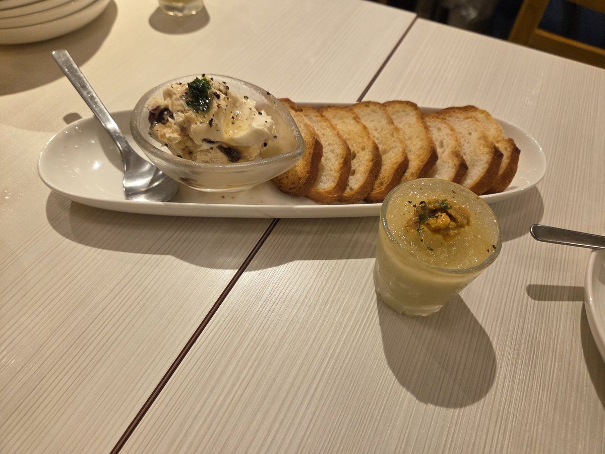 aonokuro's tweet photo. 今回東京に来てまともなご飯って言ったら、出荷業者さん達との打ち上げご飯と、イベント前に半額さんとランチデートしたとんかつ定食位だなぁ…(笑)
#東京メシ https://t.co/vf7roGtCmB