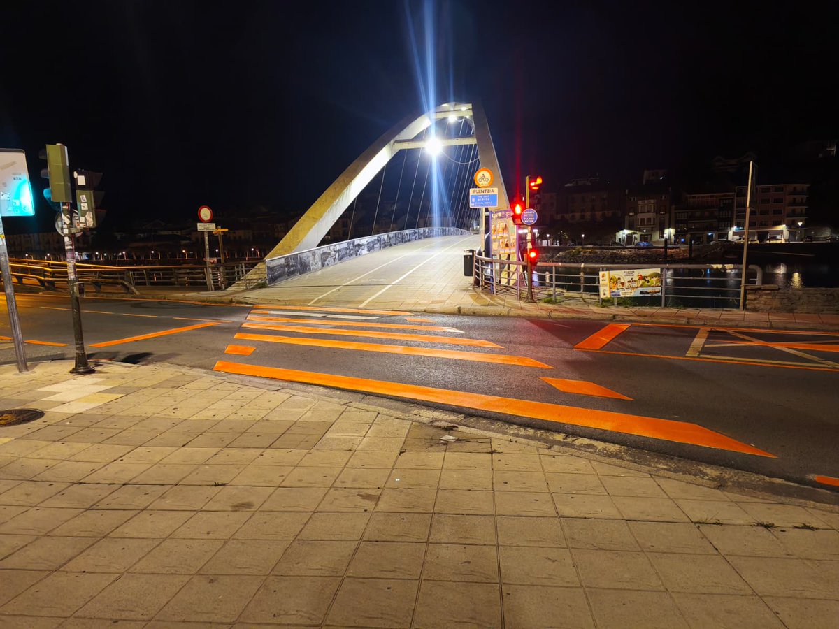Bizkaia's tweet photo. Arrancan las obras en Txipio

🚧 Comienzan las obras para mejorar la seguridad vial, la accesibilidad y la movilidad en Plentzia. Estamos preparando la zona.
 
🛣️ Jarduketaren barruan biribilgune berri bat eraikiko da, 🚇 metroaren ondoan 80 aparkaleku baino gehiago gaituko dira, 🏘️ auzorako sarbide berriak sortuko dira eta 🚴 bidegorri berri batek inguruko bizikleta-konexioa indartuko du.

📅 Lanek 12 hilabeteko egikaritze-epea izango dute.
 
#Bizkaia #Plentzia #MovilidadSostenible #Txipio