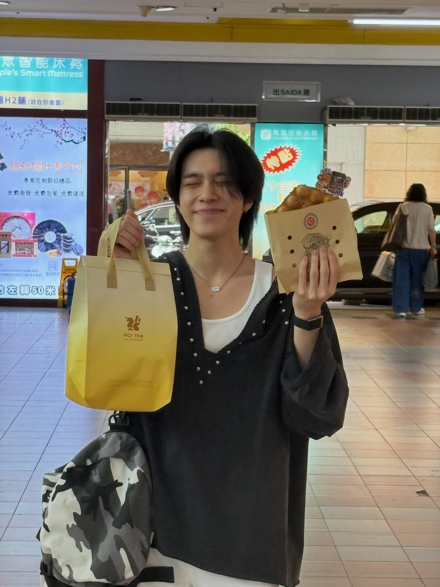 289film's tweet photo. 📸 #hendery instagram update: “A little day off in Macao 🥰” https://t.co/6oNbXvEtLS