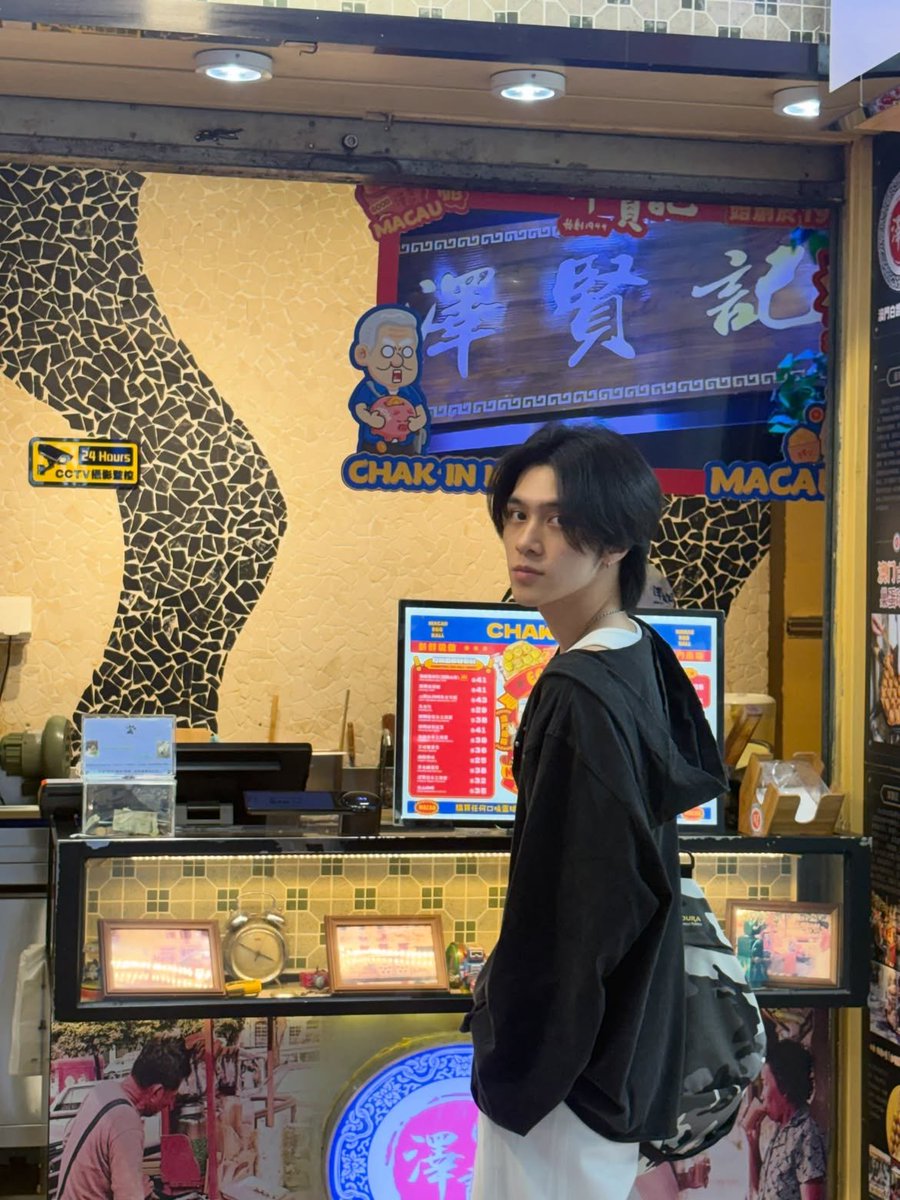 289film's tweet photo. 📸 #hendery instagram update: “A little day off in Macao 🥰” https://t.co/6oNbXvEtLS
