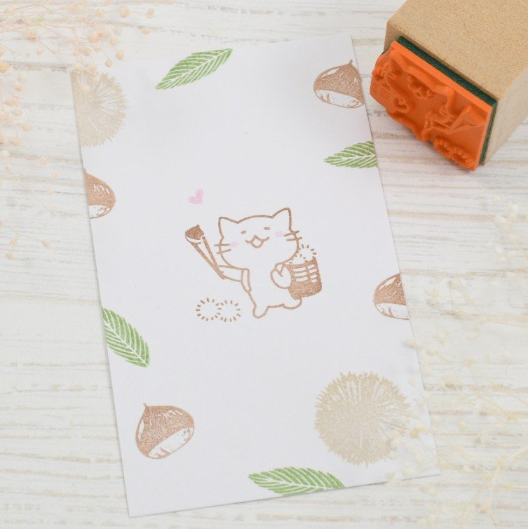 akanestamp's tweet photo. 久しぶりの新作です✨
まずは猫ちゃんシリーズ🐱
栗拾いをしてる猫ちゃんです！

新作は9月26日(土)夜9時～販売予定です！ https://t.co/NQzL1y0zEY