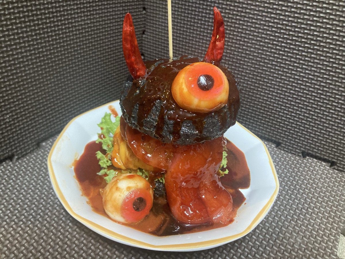Jooooo0r's tweet photo. 完成！！デビルバーガー😈🍔
黒い平皿なかった💦反省点はあるもののまぁまぁでしょー🤣
プルタックソースとシラチャーソースの組み合わせで食べても地獄仕様です👅🔥

最後にシンプルな美味しそう(？)なのも載せとくね✨
デビルバーガー選手権ここに完結！
ご参加ありがとうございました😊 https://t.co/4n8f7QEVmv