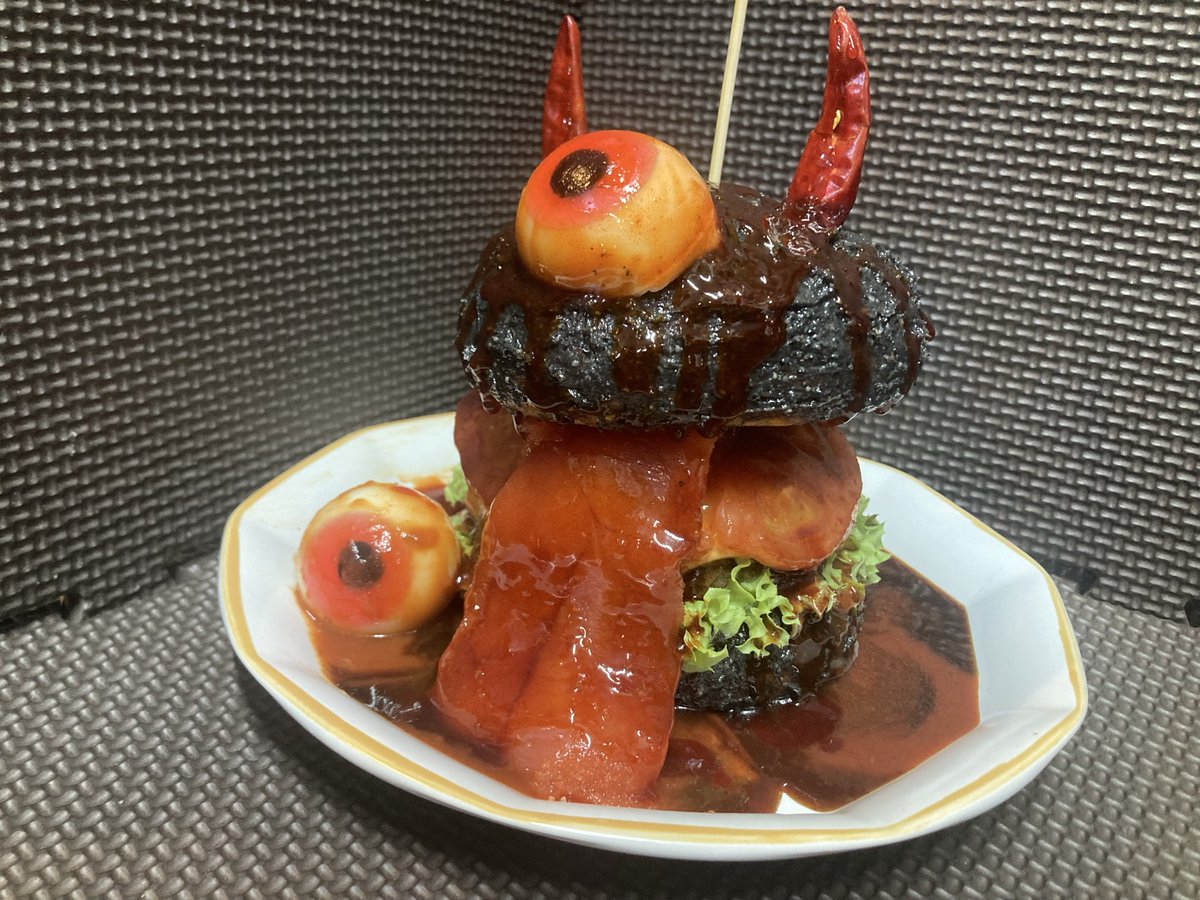 Jooooo0r's tweet photo. 完成！！デビルバーガー😈🍔
黒い平皿なかった💦反省点はあるもののまぁまぁでしょー🤣
プルタックソースとシラチャーソースの組み合わせで食べても地獄仕様です👅🔥

最後にシンプルな美味しそう(？)なのも載せとくね✨
デビルバーガー選手権ここに完結！
ご参加ありがとうございました😊 https://t.co/4n8f7QEVmv