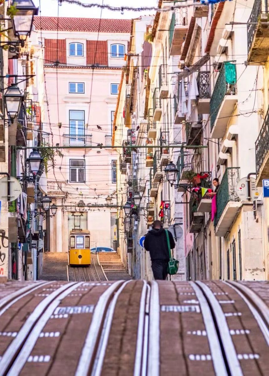 PrettyCitiesX's tweet photo. Lisbon Portugal 🇵🇹 https://t.co/r8QIgj9SoR