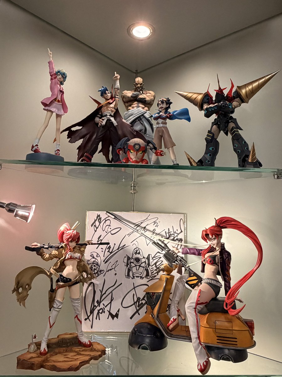 gigapedalbreak's tweet photo. 新居がようやく綺麗になったので、これで約20年前から少しずついただいてきたグレンラガンのサインたちを、やっと飾れるぞ…！😭
長かった……。
あまりにもカミナのサインがありすぎて笑ってしまった（画像以外にも多数あり）
#TTGL https://t.co/jNJ8Oscrtp