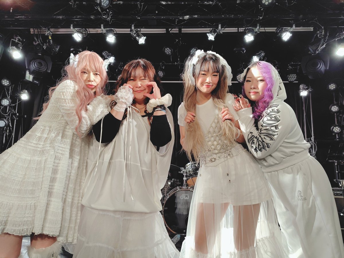 anefruits's tweet photo. 💎全員卒業💎

昨日の松山サロンキティ
#NORANGE25周年 記念【ROCKIN' STEADY】にお越しいただいた皆様、有難う御座いました♡
ファンのみんなの声援が凄く心に響きました🎶
12年振りの卒業公演(笑)をキラキラにしてくれてありがと💗

#NORANGE
#あねキュン
#卒業公演
#普通の主婦に戻ります https://t.co/vmi5EB0y3q