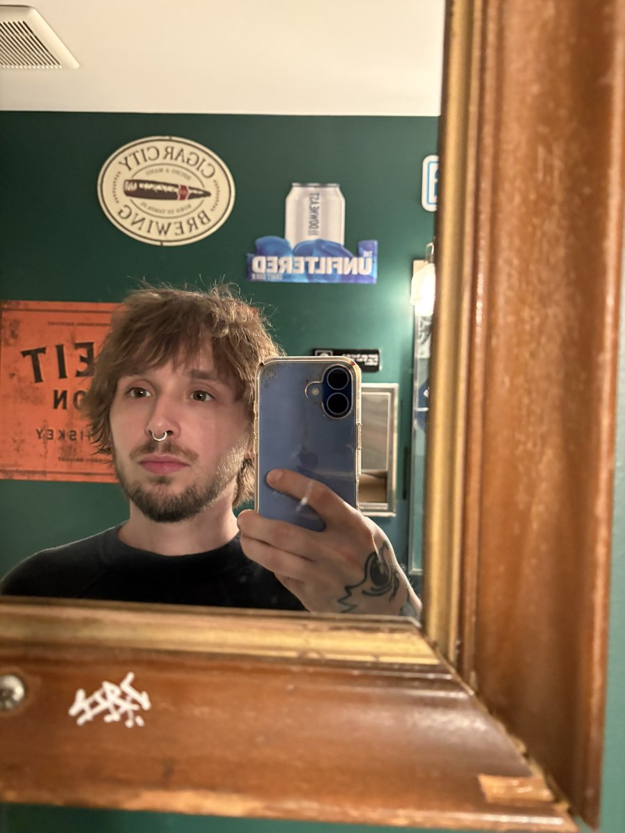 Clemsoonn's tweet photo. Love the face height urinal mirror at my favorite bar to take #PissSelfies https://t.co/eSxmeavGS9