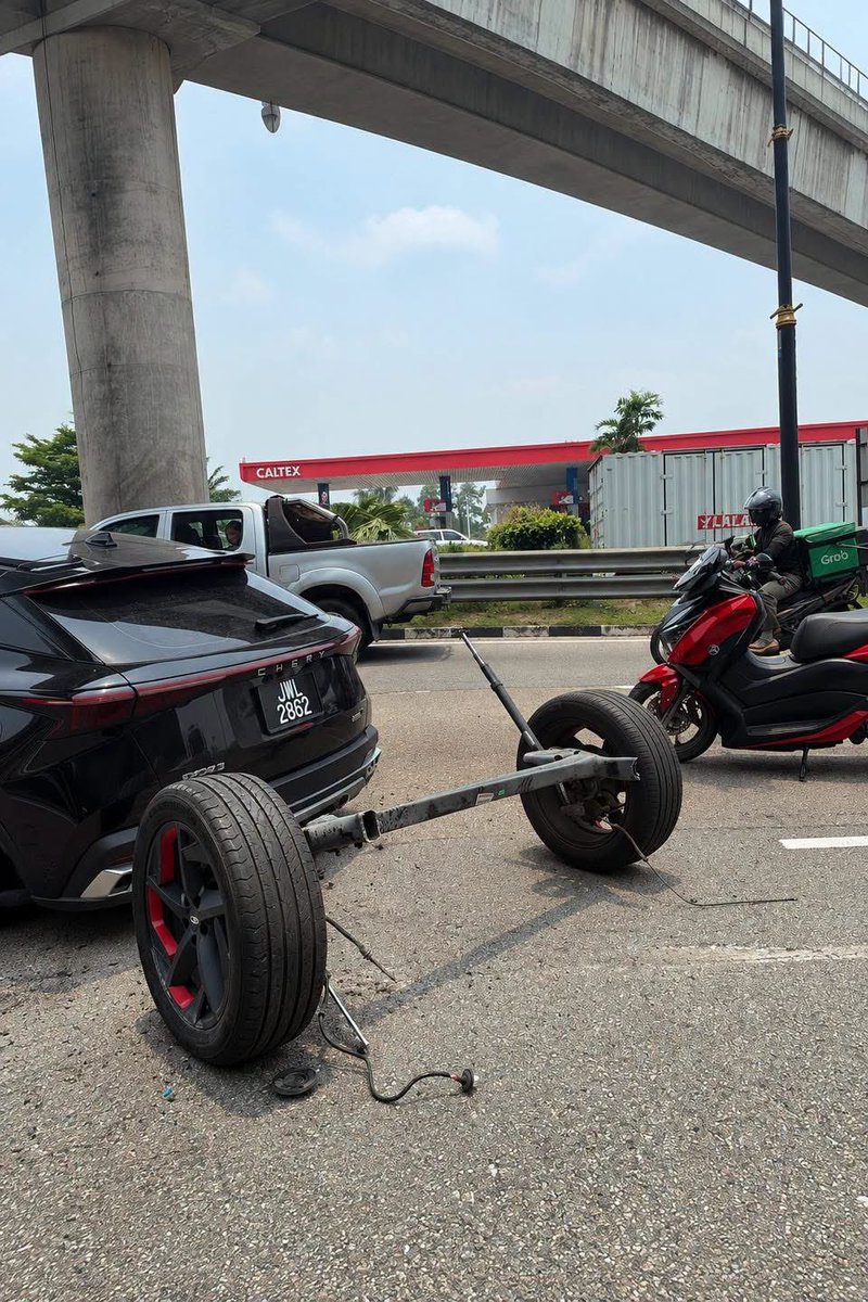 TGTM_Official's tweet photo. Another Chinese car in Malaysia. When they say Chinese car has competitive price and a lot of features, this is what you get. 

Extra features are cheap, safety features is not. https://t.co/2O5jdN51Sn