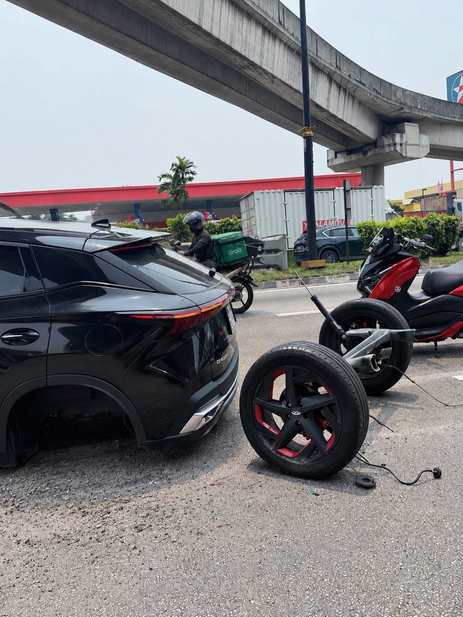 TGTM_Official's tweet photo. Another Chinese car in Malaysia. When they say Chinese car has competitive price and a lot of features, this is what you get. 

Extra features are cheap, safety features is not. https://t.co/2O5jdN51Sn