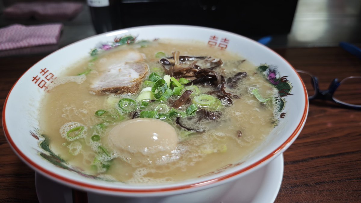 iwboo's tweet photo. 右寄りというよりはいよりですな😨
屋台ラーメンいより@平塚（神奈川県）

平塚駅前に出来た博多とんこつのお店です。啜ってみると甘〜い。そして薄め。匂いなし。素性はいいようで嫌な味わいはありません。なんなら薄くて飲みやすい。面白いスープですね。麺は細麺ストレート。普通で頼みましたが○ https://t.co/ZcUNEvup6Z