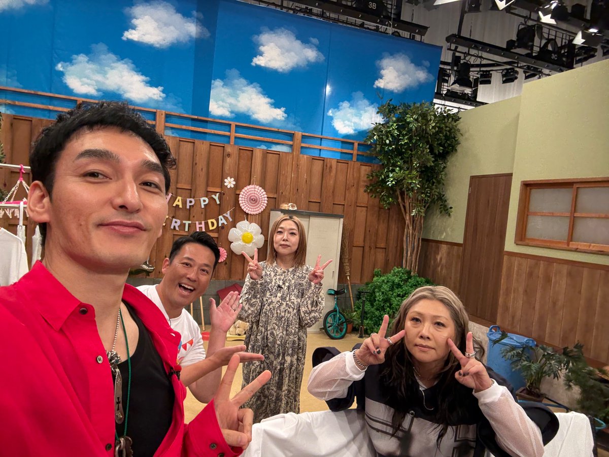 usakame_ytv's tweet photo. #うさかめ じゃんけん写真公開🤳

勝者は... #草彅剛✌️

#海原やすよ お誕生日会 🎉
はじめの一歩シリーズ👣

宝石鑑定💎、アクセサリー作り💍
ドラム🥁、ミシン🪡に続く今回は…

  ＼ 全自動刺繍ミシン🧵／
  ＼カッティングマシン✂️／

10月11日（日）ひる0時35分〜

#海原やすよともこ #田崎佑一 https://t.co/iAOhDx3Lvm