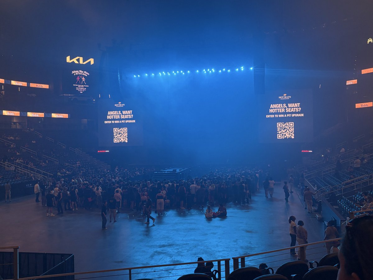 DorianSource's tweet photo. no one at music fashion film tour knows i’m dorian electra updates

ps @charli_xcx plz play femmebot or nuclear seasons https://t.co/Fz6hHYSwoJ