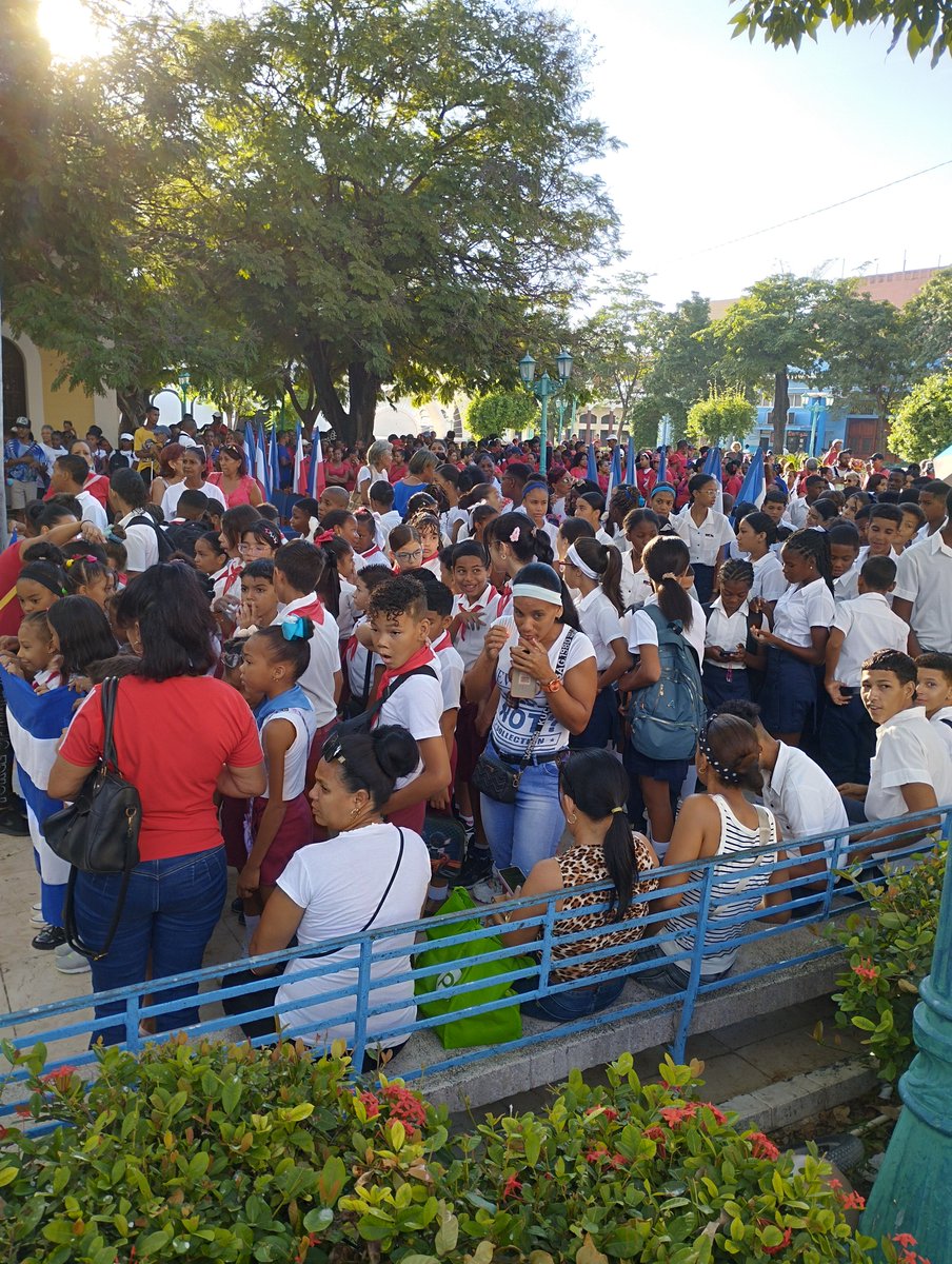 alex_dj69's tweet photo. @CubaMined
@Educa_Gtmo
Acto Provincial !!!Cuando un pueblo enérgico y viril llora, la injusticia tiembla!!!!! donde se le rinde homenaje a las víctimas del doloroso sabotaje al avión  cubano en Barbados, sin dejar de recordar las ideas de nuestro Comandante en Jefe ♥️🇨🇺. https://t.co/KULyuliFuK