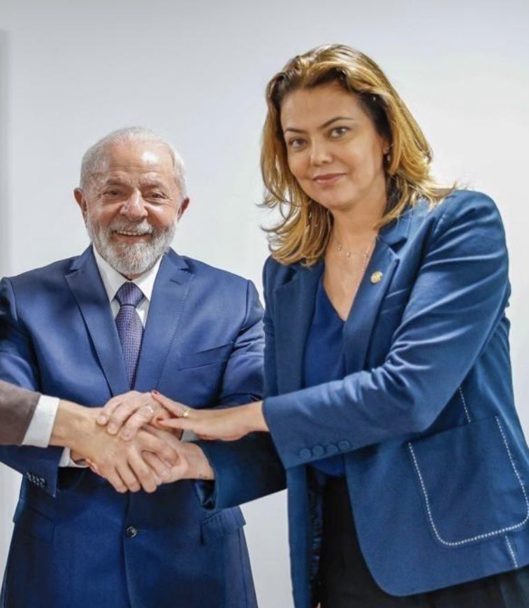 Pri_usabr1's tweet photo. Depois de perder a reeleição, Leila do Vôlei pediu licença sem salário no Senado até o fim do mandato. Diz que é para saúde e assuntos particulares.

Resumindo: tomou um baque depois que foi demitida. 🤭 https://t.co/GIE78SpAn1