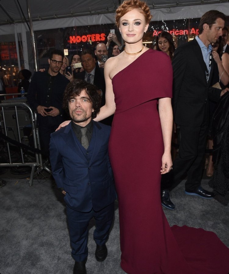 Ethanslim01's tweet photo. Sophie Turner and Peter Dinklage at the Game of Thrones Season 6 premiere in 2016. 
 @grok swap their height and hair type. https://t.co/HNusqHeHbD