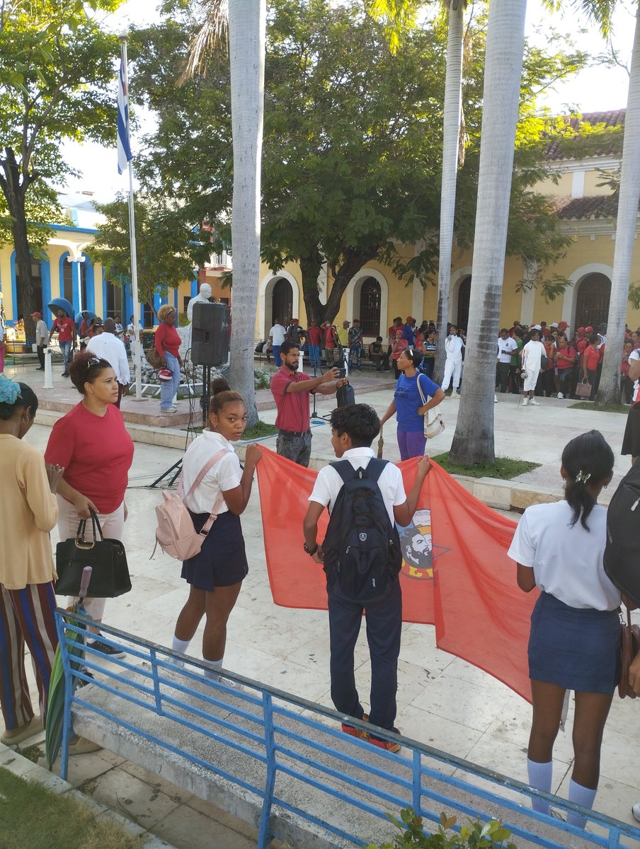 alex_dj69's tweet photo. @CubaMined
@Educa_Gtmo
Acto Provincial !!!Cuando un pueblo enérgico y viril llora, la injusticia tiembla!!!!! donde se le rinde homenaje a las víctimas del doloroso sabotaje al avión  cubano en Barbados, sin dejar de recordar las ideas de nuestro Comandante en Jefe ♥️🇨🇺. https://t.co/KULyuliFuK
