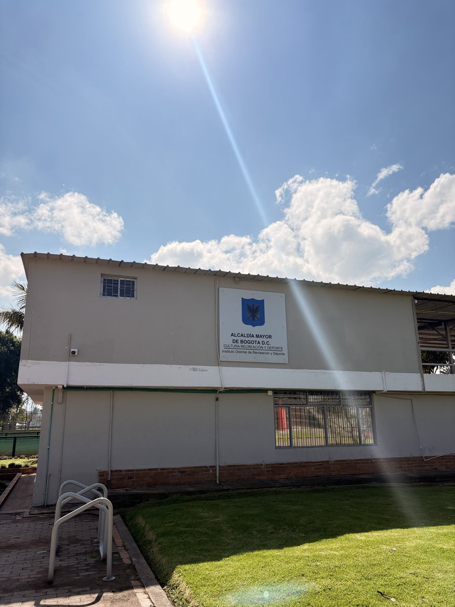 HelenZamudio5's tweet photo. El atletismo desde la Unidad Deportiva El Salitre 
📍Desde este principal complejo, en Bogotá, comienza este recorrido por el atletismo. 🏃‍♀️
Este escenario deportivo es el punto de partida para acercarnos a una disciplina que exige esfuerzo, constancia y dedicación. https://t.co/cbzXDH7D2u