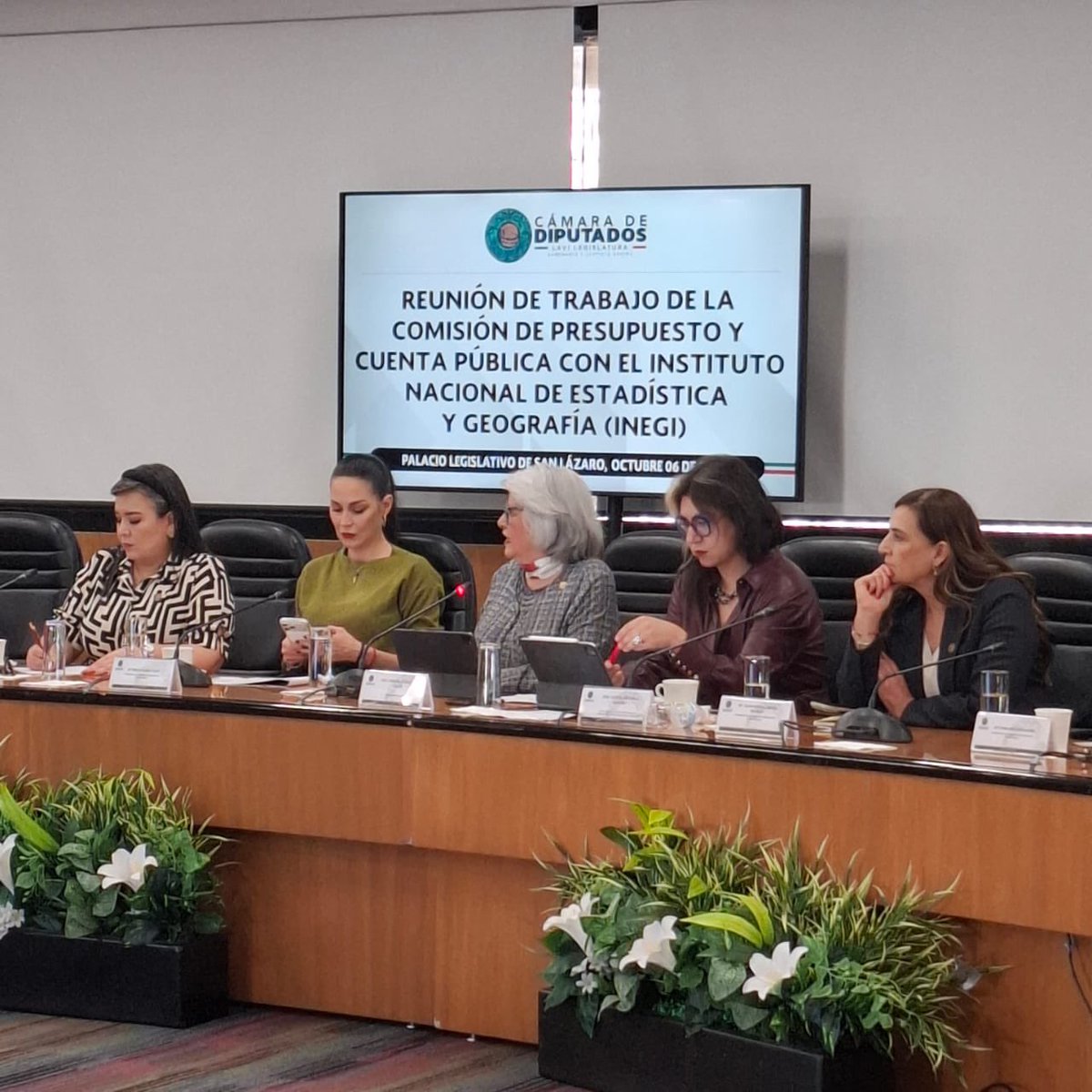 yanez_arturo's tweet photo. Presente en Reunión de la Comisión de Presupuesto y Cuenta Pública con el Instituto Nacional de Estadística y Geografía (INEGI). 🔴👊🏻

¿Estamos presupuestando con evidencia o con propaganda?

El presupuesto debe reducir brechas, fortalecer a estados y municipios y mejorar la seguridad. ¡Para lograrlo, necesitamos datos confiables, instituciones autónomas y resultados medibles‼️