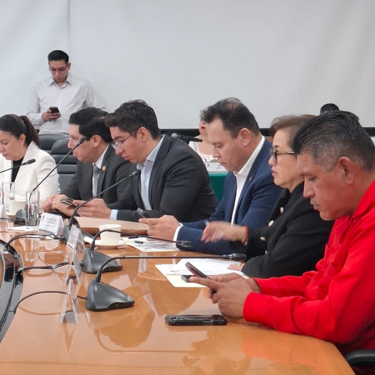 yanez_arturo's tweet photo. Presente en Reunión de la Comisión de Presupuesto y Cuenta Pública con el Instituto Nacional de Estadística y Geografía (INEGI). 🔴👊🏻

¿Estamos presupuestando con evidencia o con propaganda?

El presupuesto debe reducir brechas, fortalecer a estados y municipios y mejorar la seguridad. ¡Para lograrlo, necesitamos datos confiables, instituciones autónomas y resultados medibles‼️