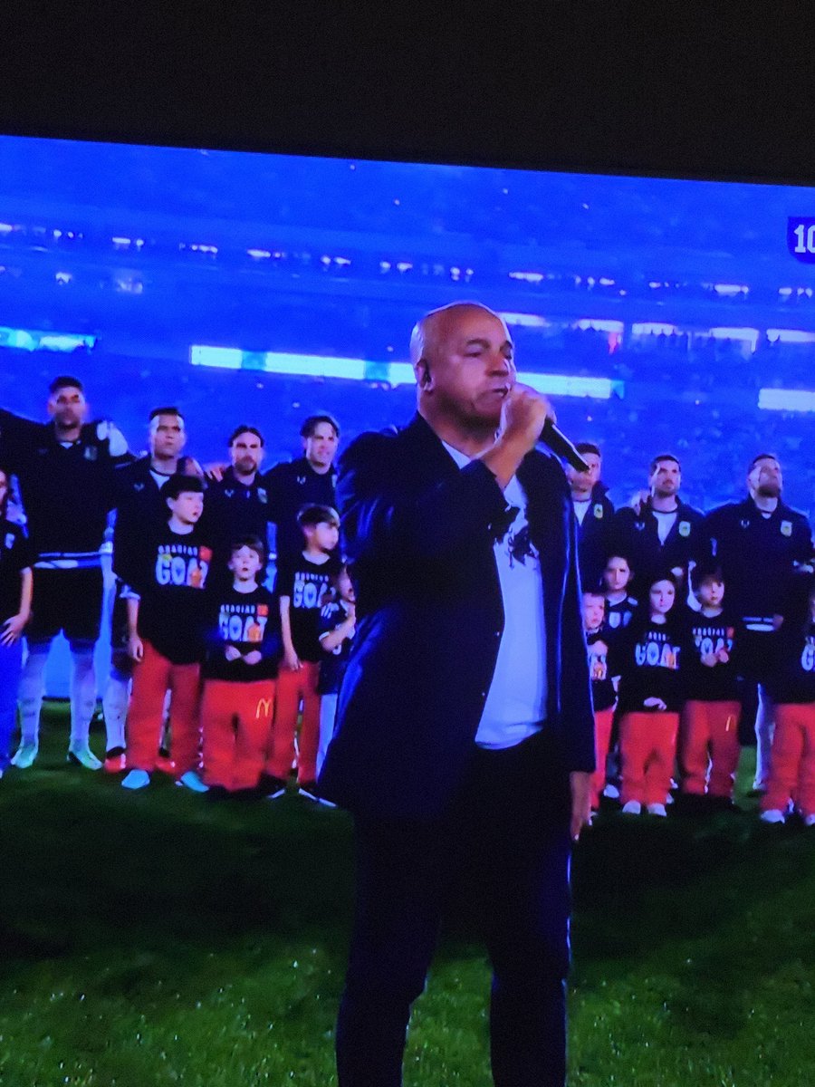 MariaCeRC's tweet photo. #MessiAdiós @TeamMessi @TyCSports 
que grande vin disel cantando el himno https://t.co/KJAxe95pPc
