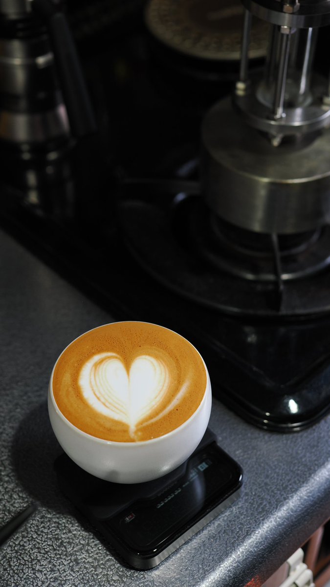 suru_coffee's tweet photo. Today's Latte 
2026.10.07

🫘Uganda Skyhill Coproca CWS 18g 

Timemore S5 0.2Click
9barista Mk2 https://t.co/bf3zXyiCjR