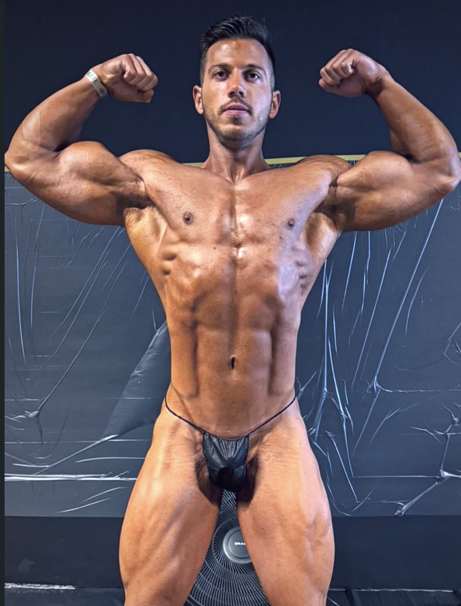 AbuilderFlex's tweet photo. Some backstage content, getting ready for stage💪🏼❤️

#bodybuilder #muscle #couplegoals https://t.co/bw3JYw5xqh