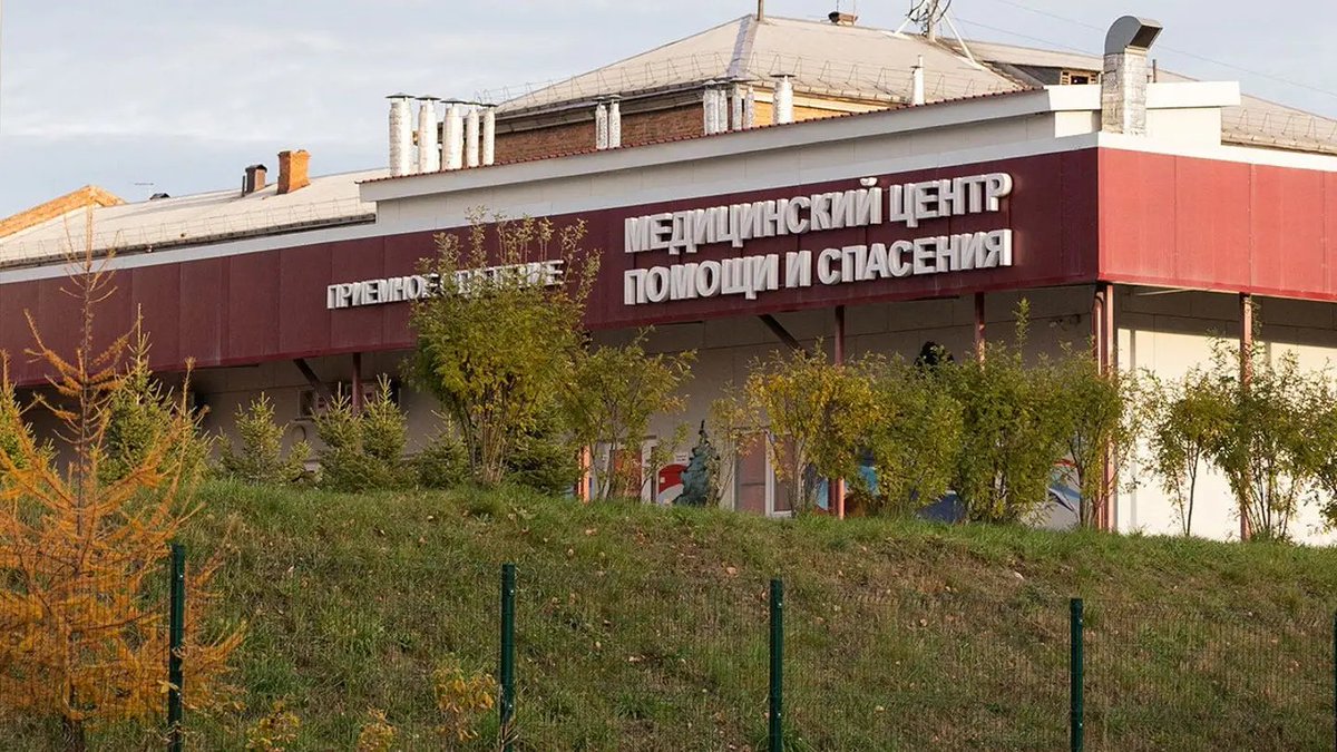 LuxLife_News's tweet photo. A Soviet bioweapons defector once described secret antibiotic-resistant plague work at Irkutsk's anti-plague institute. Now a 28-yr-old lab tech there is dead, ~200 contacts isolated. Moscow says "pneumonia of unknown etiology." Trump: US "always willing to help." Heads up as this unfolds.