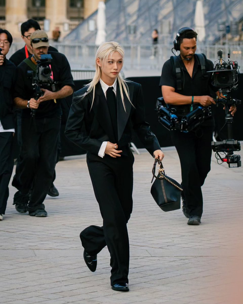 watsonyb66's tweet photo. ho_houchi 포토그래퍼 인스타

FELIX PFW LOUIS VUITTON SS27
#FELIXxLVSS27 #FELIX 
@LouisVuitton https://t.co/kxTwk3beTc