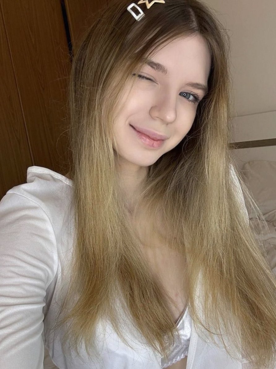 ChloeDavisv8's tweet photo. hi 
been a minute ❤️💋 https://t.co/hLIBi0J6Lj