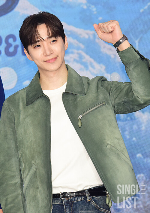 slist2015's tweet photo. ‘대환장 기안장 시즌2’ 이준호, ‘스윗 일잘러’ 활약…다정한 매력 발산

#이준호 
#LEEJUNHO 
@dlwnsghek
#대환장기안장시즌2 #넷플릭스 #NETFLIX 
#대환장기안장시즌2_이준호 
⬇️관련기사⬇️
https://t.co/8f61dQ0kLx https://t.co/QPjn8dWXHG