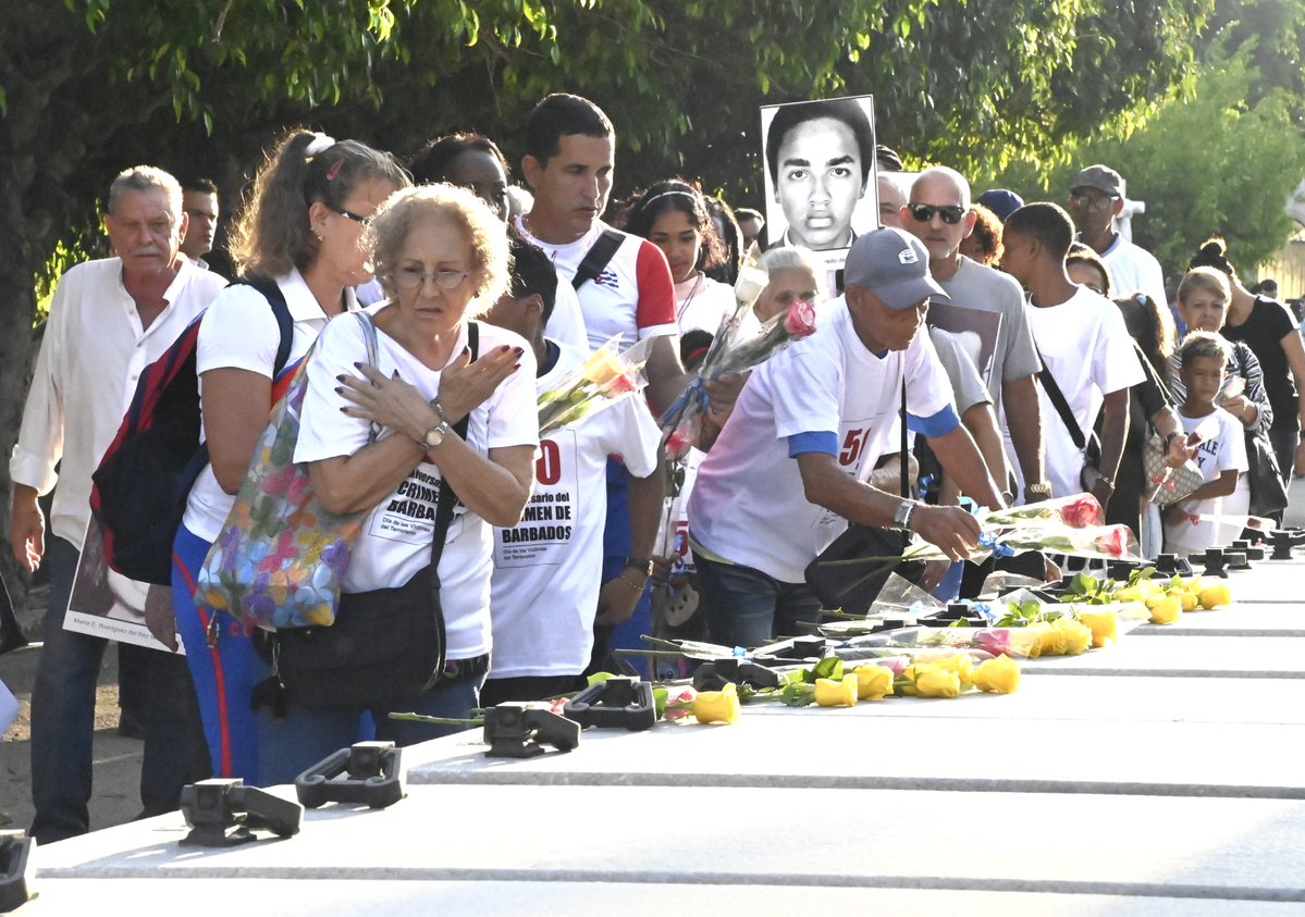 PresidenciaCuba's tweet photo. 🇨🇺| El Presidente @DiazCanelB encabezó la peregrinación del pueblo habanero y de los familiares de las víctimas del acto terrorista que, 50 años atrás, segó la vida de 73 personas inocentes en Barbados.

🔗| Lea detalles en el enlace: 

https://t.co/i7PgYp3VCO

#TenemosMemoria https://t.co/k40qDkkw9Y