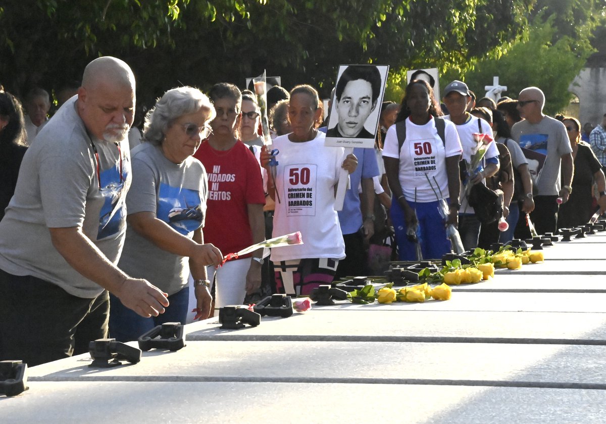 PresidenciaCuba's tweet photo. 🇨🇺| El Presidente @DiazCanelB encabezó la peregrinación del pueblo habanero y de los familiares de las víctimas del acto terrorista que, 50 años atrás, segó la vida de 73 personas inocentes en Barbados.

🔗| Lea detalles en el enlace: 

https://t.co/i7PgYp3VCO

#TenemosMemoria https://t.co/k40qDkkw9Y