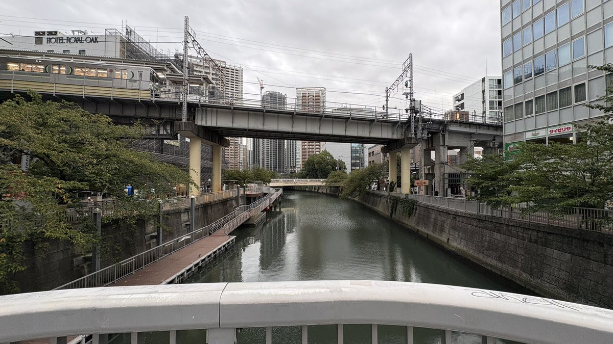 GK_Owner's tweet photo. 今朝は目黒川沿い五反田折り返し。気温20℃、湿度55%で涼しいが、小雨が降っていた。
昨晩の予報では晴れで気持ち良く走れると思っていた。ちょっと残念😢
昨晩のピラティスでほぐれたのか身体が軽い。ランニングして更にスッキリした。
ところでFitbitはなんで英語なんだ？
#ランニング　#ピラティス https://t.co/xYmqSHZHNA