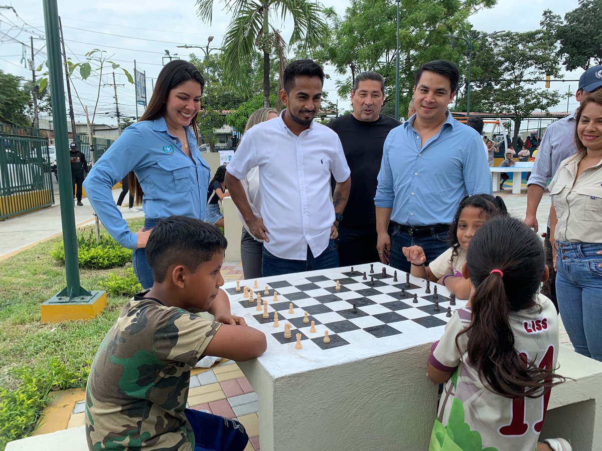 ObrasEnGYE's tweet photo. Hoy con la Alcaldesa Subrogante @taticoronelf entregamos el Parque Guamote, en la Coop. Paquisha, parroquia Pascuales.

Como parte de un contrato de aproximadamente USD 600 mil que contempla la recuperación de cuatro parques en este sector, que ya están al servicio de la comunidad.

Con esta obra, llegamos a 40 espacios públicos recuperados y entregados en distintos sectores de Guayaquil, bajo la planificación y liderazgo del Alcalde @aquilesalvarez y la Alcaldesa Subrogante @taticoronelf.

Recuperar un parque es recuperar un espacio para la gente. La Municipalidad transforma estos lugares; cuidarlos es tarea de todos.

#GuayaquilNoSeDeTiene