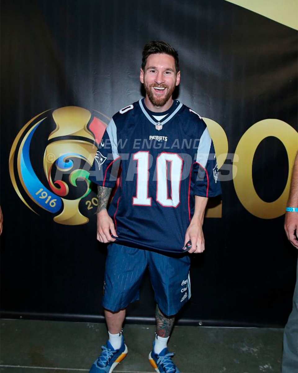patriotsespanol's tweet photo. Hey, Leo Messi. 🇦🇷👋

🐐 Gracias, GOAT. https://t.co/XwbEbDIyui