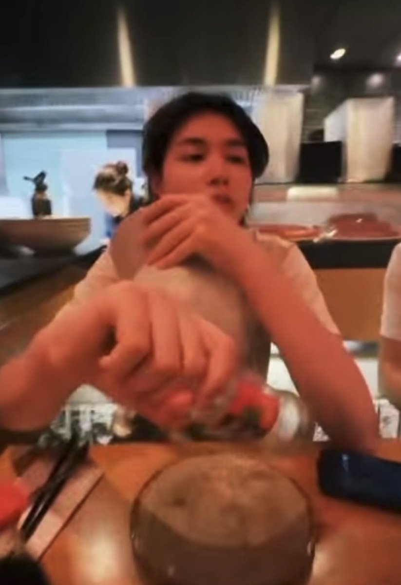 loutifulday's tweet photo. LOUIS cant use chopstick so the hyungs tease him🤣🤏🏻

why he grab a bottle at the end tho😭
#LOUIS #루이 #LNGSHOT #롱샷 https://t.co/6FSrWJvi6F