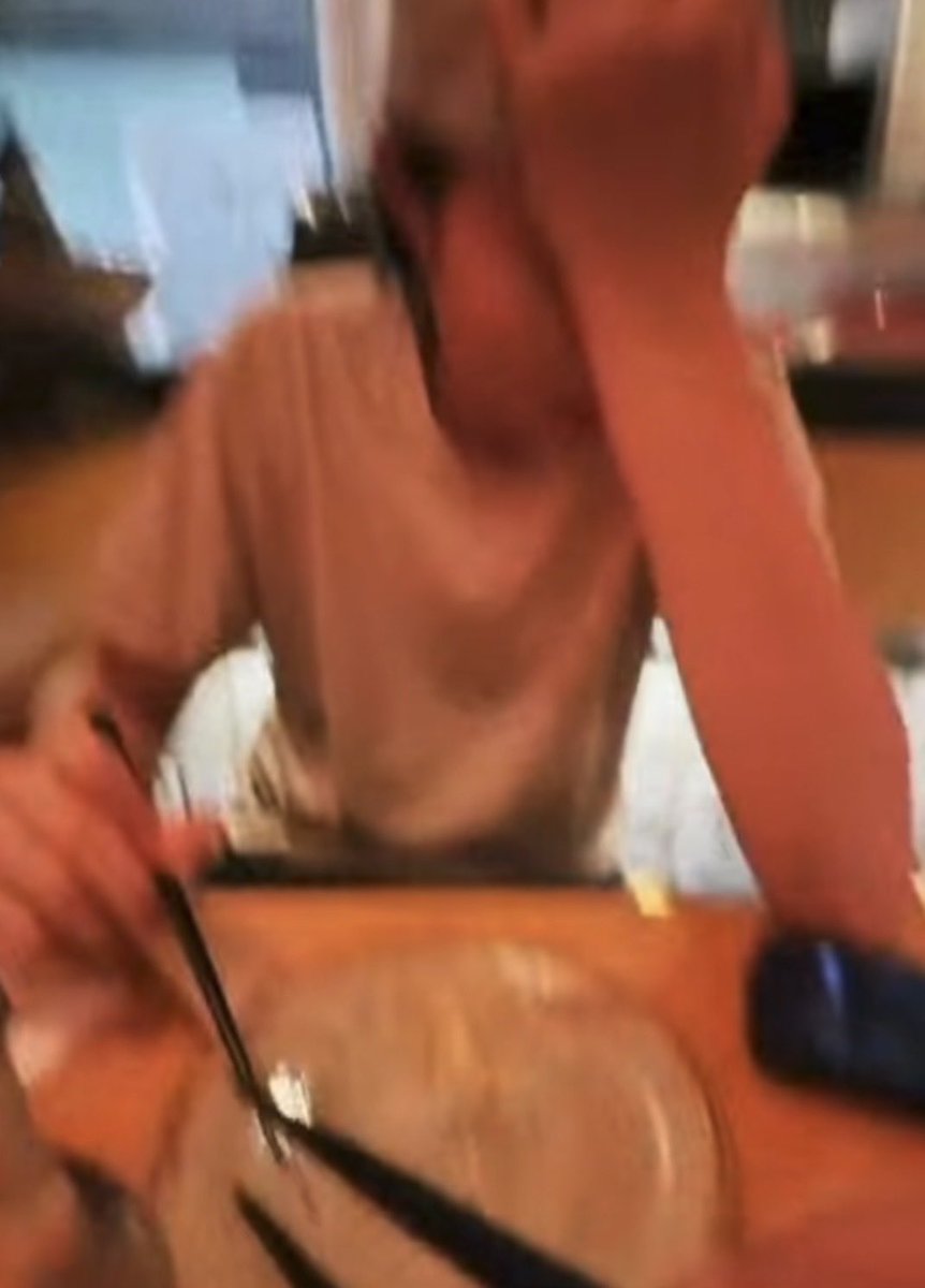 loutifulday's tweet photo. LOUIS cant use chopstick so the hyungs tease him🤣🤏🏻

why he grab a bottle at the end tho😭
#LOUIS #루이 #LNGSHOT #롱샷 https://t.co/6FSrWJvi6F