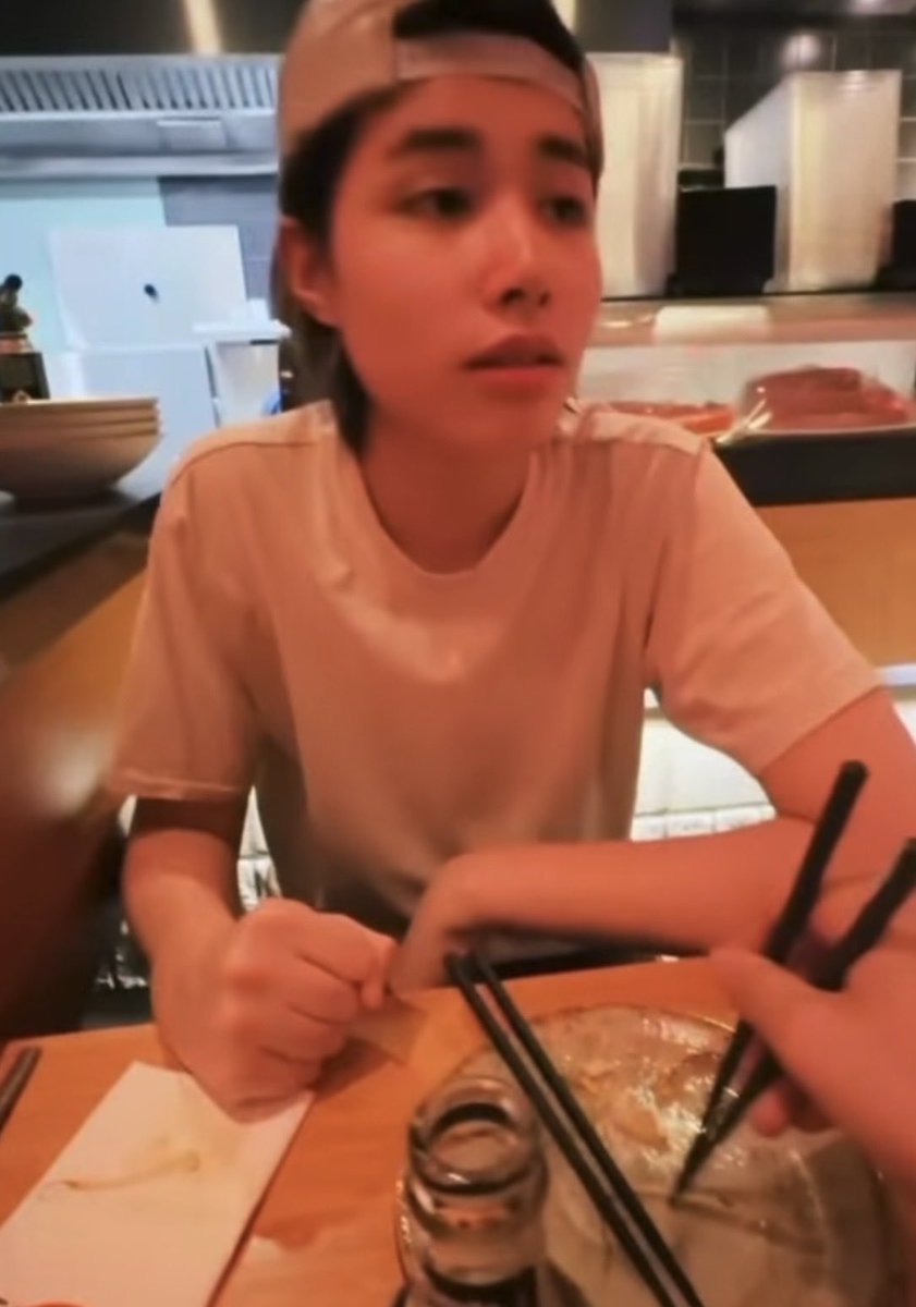 loutifulday's tweet photo. LOUIS cant use chopstick so the hyungs tease him🤣🤏🏻

why he grab a bottle at the end tho😭
#LOUIS #루이 #LNGSHOT #롱샷 https://t.co/6FSrWJvi6F