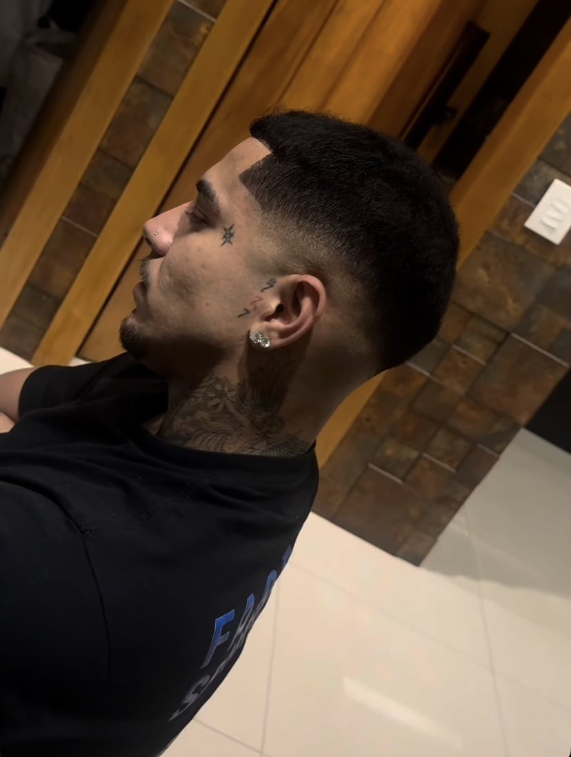 veighastro's tweet photo. Amo quando ele pinta/pigmenta o cabelo gente, desculpa não consigo.. https://t.co/88BzIK6YAb