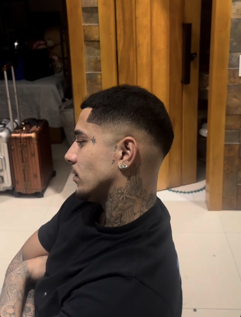veighastro's tweet photo. Amo quando ele pinta/pigmenta o cabelo gente, desculpa não consigo.. https://t.co/88BzIK6YAb