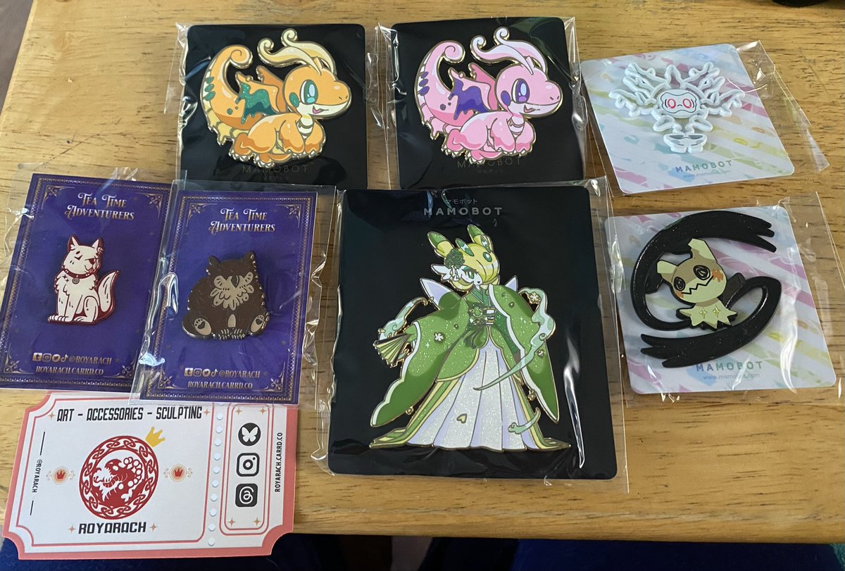 loser66616's tweet photo. Pinmail from @mamobot_art and @Royarach ! (Instagram) #pinmail #nerd #art #enamelpins #collector https://t.co/XtpHXUUvjF