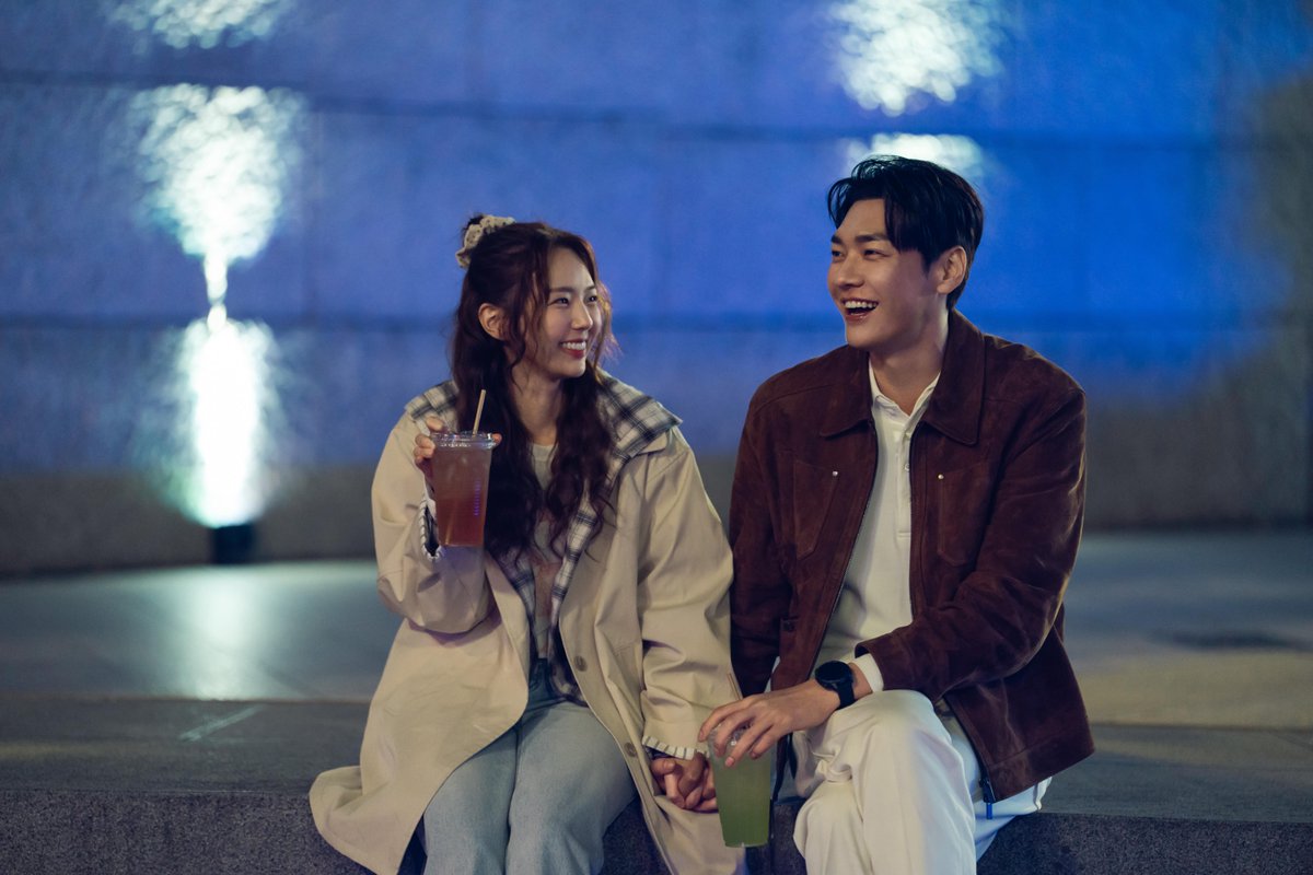 NetflixKR's tweet photo. ??: 나보배가 내 고속 충전 케이블이고 보조배터리다..🔋

충전 빙자 로맨틱 코미디 <나를 충전해줘>, 10월 9일 오직 넷플릭스에서💕 https://t.co/fL3VTa3KVr