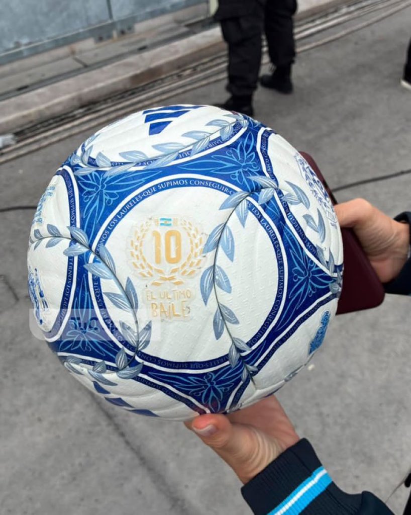 CulesBrc's tweet photo. 🚨 « LE DERNIER BAL » 🕺🏻🐐

Le ballon qui sera utilisé pour le match entre l'Argentine et le Bénin, lors du dernier match de Messi avec l'Albiceleste. 🇦🇷🇧🇯 https://t.co/uUwiAknF1E