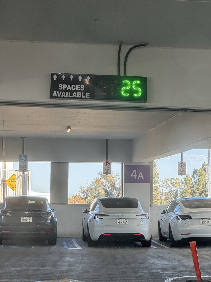 ericsgonsurfin's tweet photo. @sdmts what’s up with this, if whole place is FULL https://t.co/nHWFikEINX