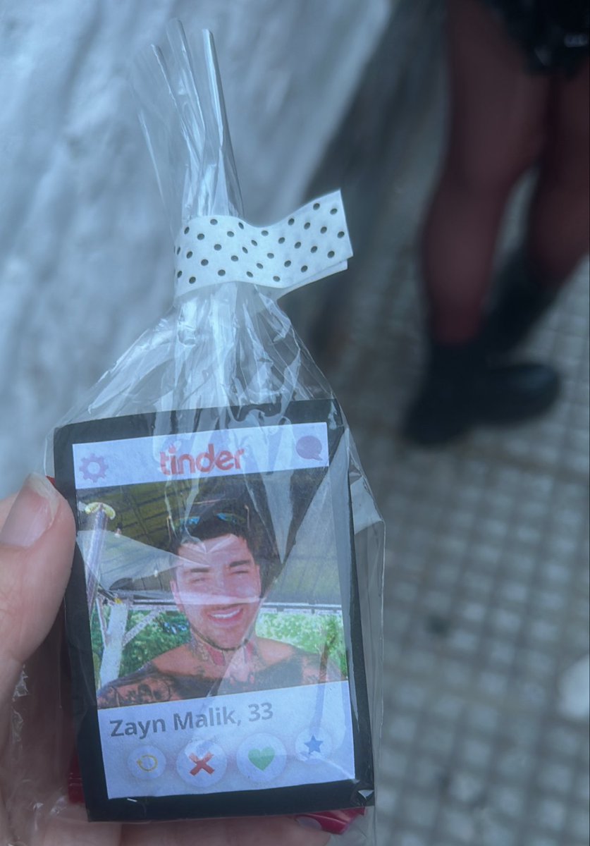 icl1fford's tweet photo. me regalaron un freebie de zayn en tinder jakdjak https://t.co/Lzb95ih7zR