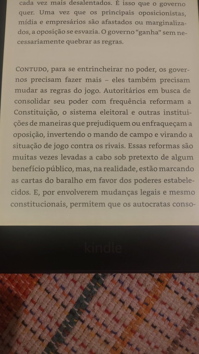 FelipeFHF's tweet photo. @sboficial Livro: Como as Democracias Morrem https://t.co/BGUrXGrvJ2