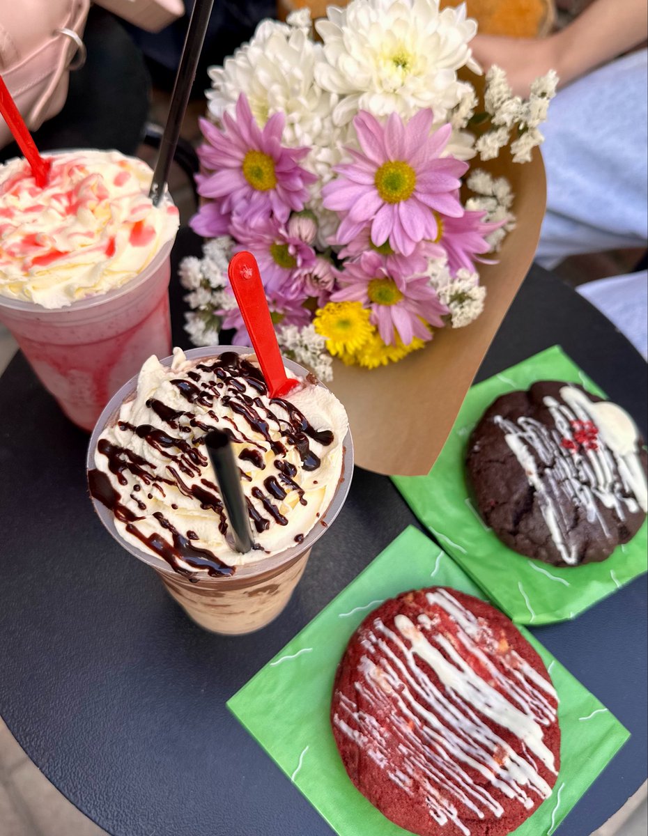 ffriiidaaa's tweet photo. Que te regalen flores💞💓🥺
Dump de mi finde🍪🥥🐴🤎 https://t.co/wsOUyLkaG6