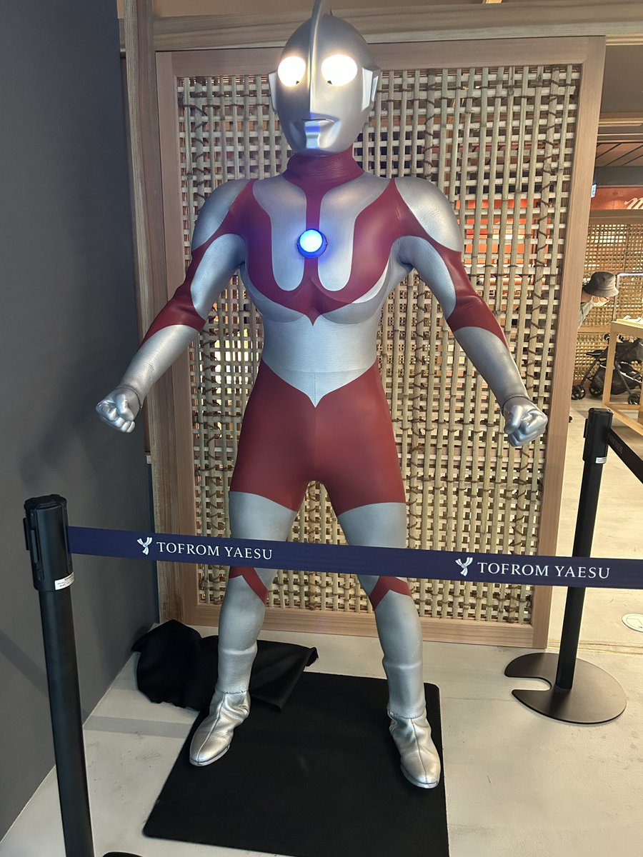 roko_sakurai's tweet photo. 🤲おはようございます🤲
‼️行って来ました‼️ウルトラマンシリーズ60周年‼️B-OWND‼️
⭐️気鋭の作家さん達が繰り広げるひと味ちがうウルトラの世界⭐️
　　　🔥必見🔥 https://t.co/J0Jol5CAPj