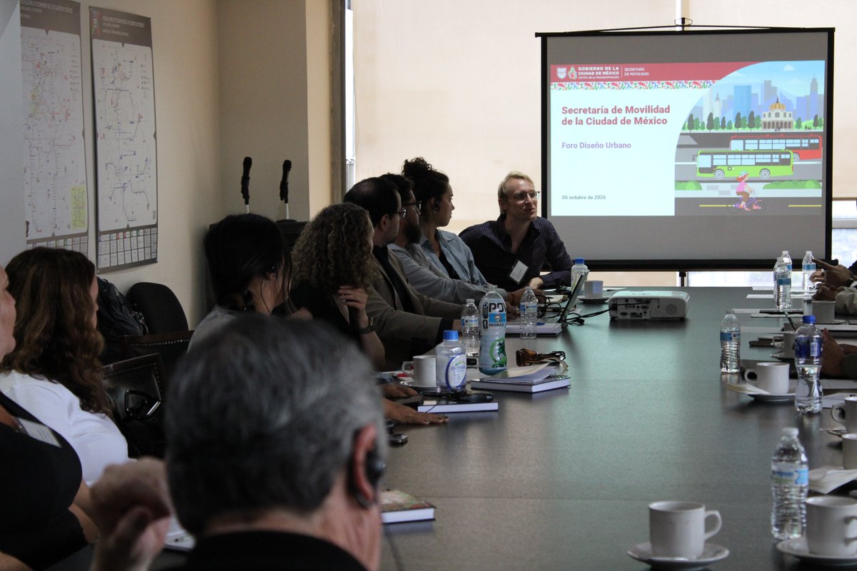 LaSEMOVI's tweet photo. Esta tarde, en la Secretaría de Movilidad, recibimos al equipo del "Foro Diseño Urbano" (@UDFNYC) donde compartimos los avances de la Ciudad de México en electromovilidad, infraestructura, innovación y tecnología aplicada en el transporte público. 🚎🚇⚡️

El titular de la #SEMOVI, @HectorUlisesGN, encabezó el encuentro, acompañado por las y los directores de los organismos de transporte. Durante este evento, conversamos sobre los retos que plantean las nuevas formas de movilidad, así como sobre la importancia de acercar opciones de transporte a las comunidades para mejorar sus trayectos.